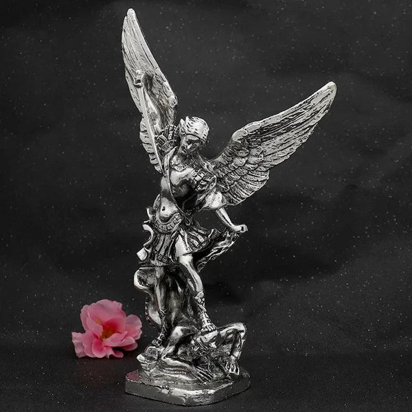 Arcángel San Miguel – Estatua Plateada de Protección y Justicia Divina