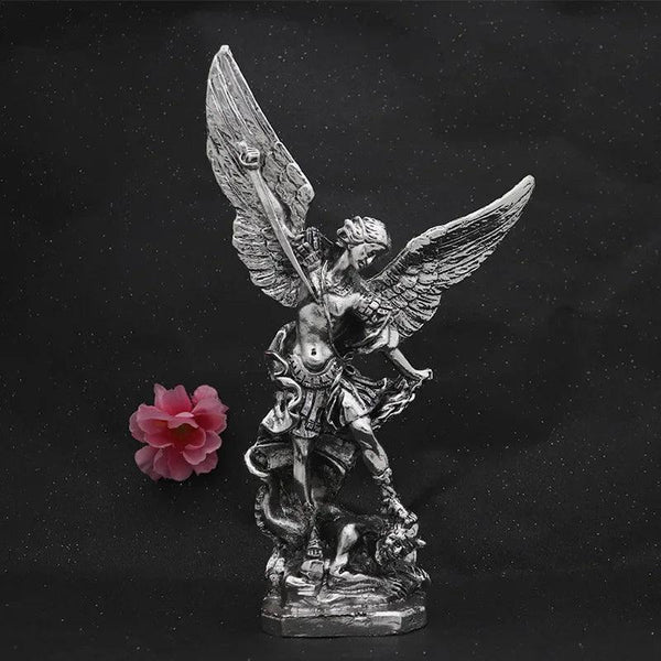 Arcángel San Miguel – Estatua Plateada de Protección y Justicia Divina