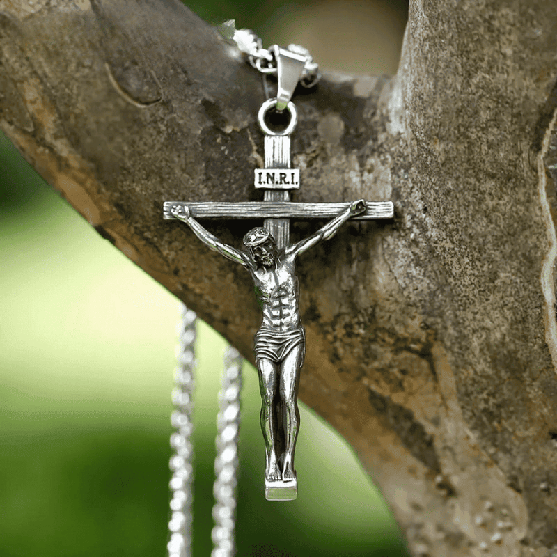 Collar Cruz de Redención Inquebrantable